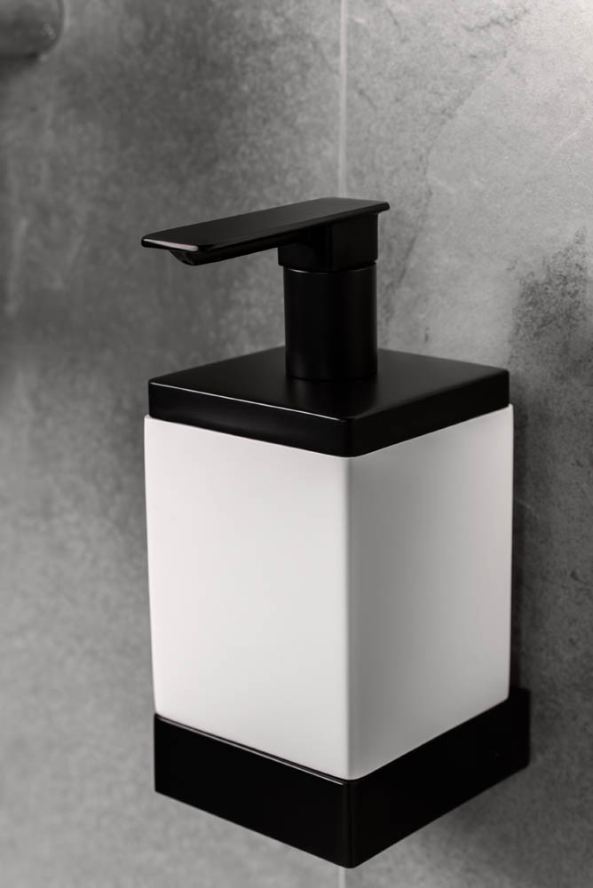 Диспенсер настенный Qubic Black 10727-B